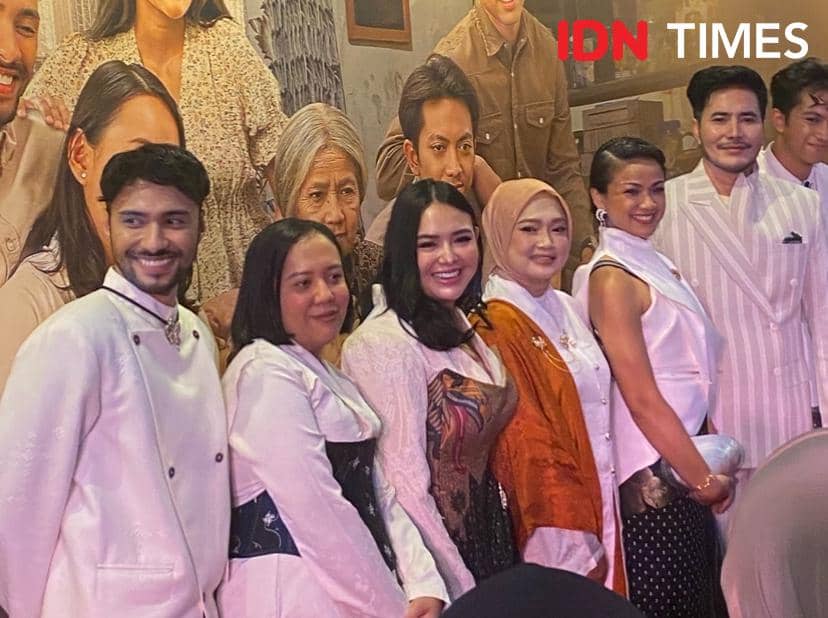 Para pemain dan kru film Jangan Buang Ibu berpose bersama dalam konferensi pers di XXI Plaza Indonesia dengan latar poster film.