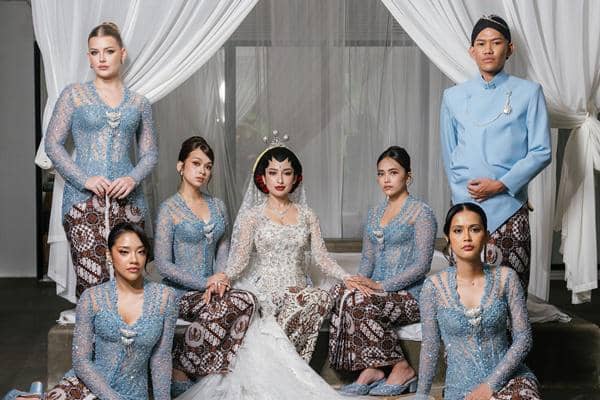 7 Potret Bridesmaid di Momen Akad Jennifer Coppen, Rebecca Klopper Menangis