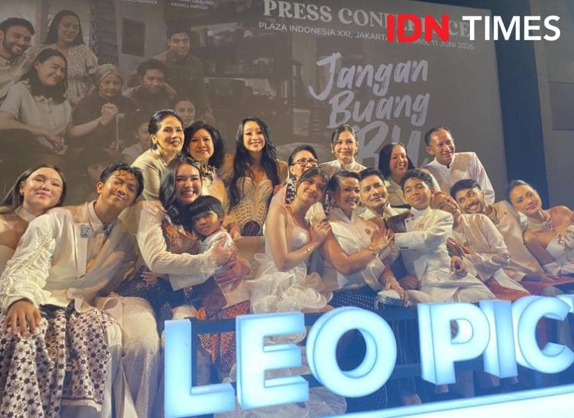 Para pemain dan kru film Jangan Buang Ibu berpose bersama di acara konferensi pers di XXI Plaza Indonesia, Jakarta, 11 Juni 2026.