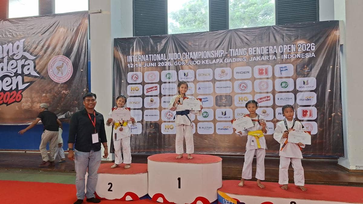 Para atlet muda judo berdiri di podium kemenangan setelah pertandingan Tiang Bendera Open 2026 di GOR Judo Kelapa Gading, Jakarta.