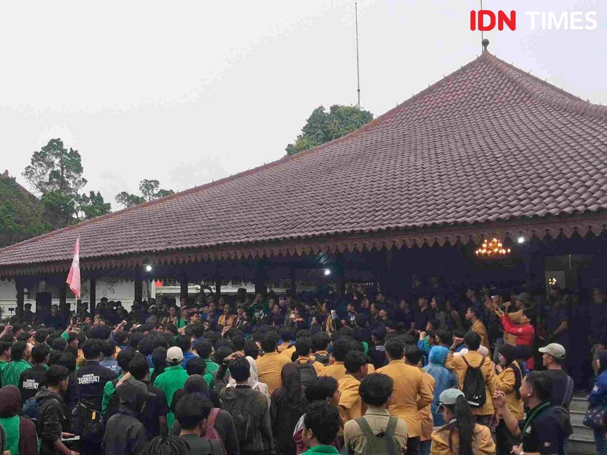 Demo Tuntut Program Pemerintah, Pendopo Si Panji Diduduki Mahasiswa 