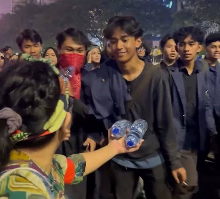 5 Momen Menarik saat Demonstrasi Mahasiswa di Bundaran HI