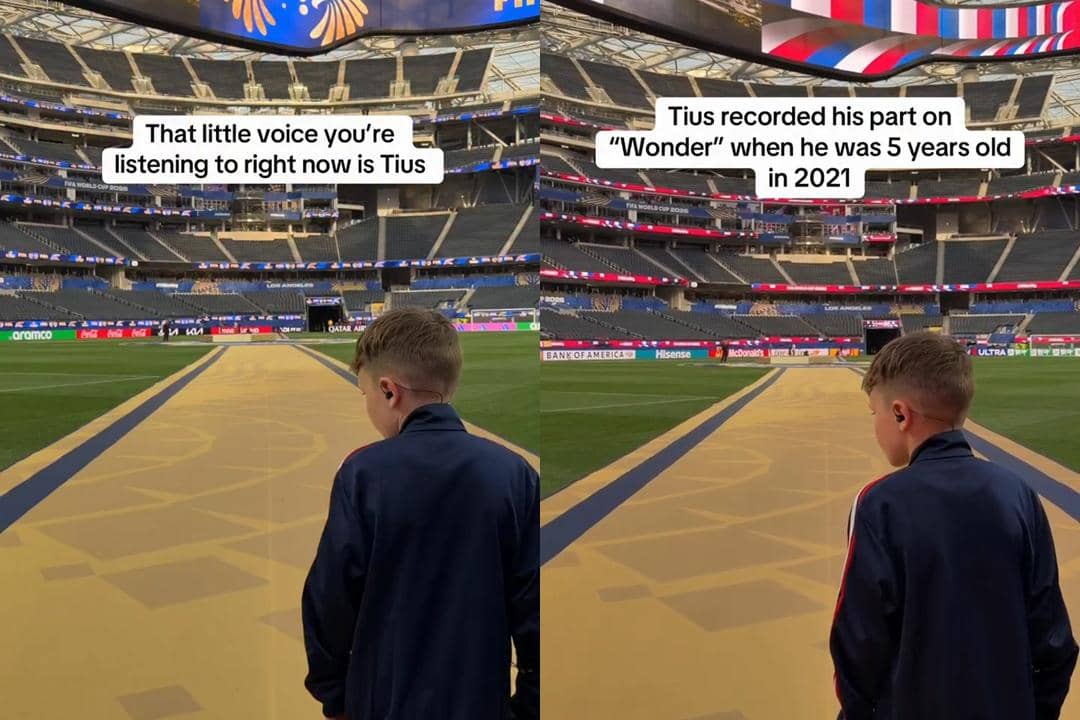 Seorang anak laki-laki berdiri di tepi lapangan stadion besar yang dihiasi layar dan bendera menjelang pembukaan Piala Dunia 2026.