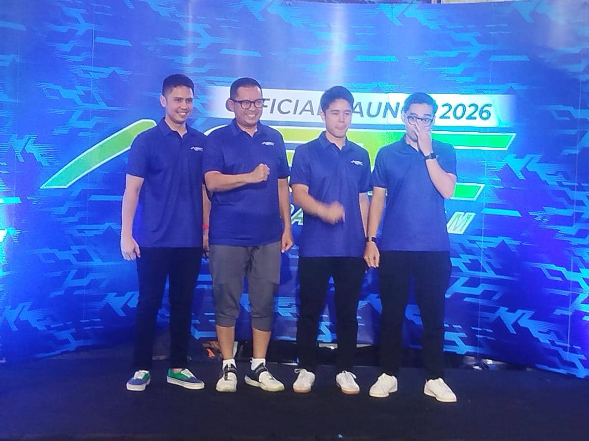 Empat pria mengenakan kaus biru berpose di atas panggung saat peluncuran resmi ASC Padel Team dengan latar biru bercorak modern.