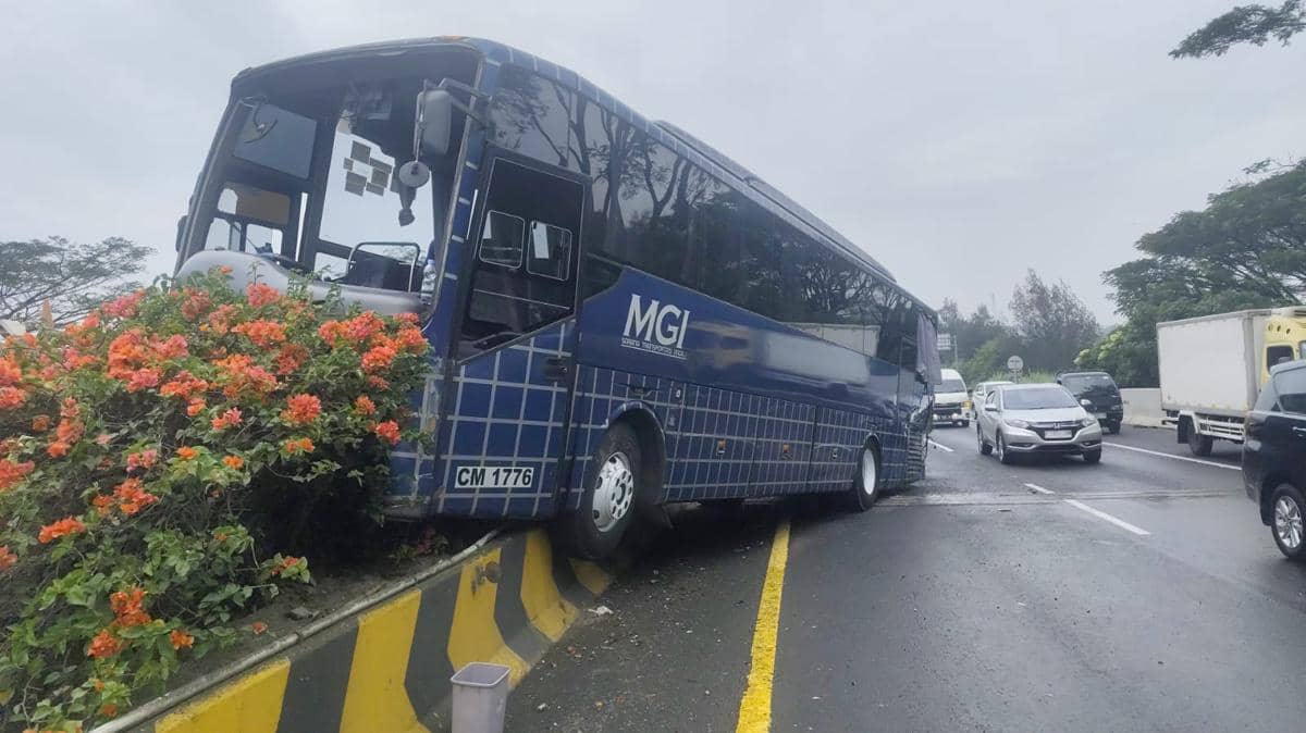 Tabrak Median Jalan, Bus MGI Kecelakaan di Tol Cipularang