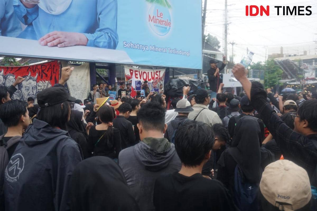 Ratusan mahasiswa dan warga sipil yang tergabung Aliansi Rakyat Memanggil menggelar aksi demonstrasi di Simpang Tiga Gejayan, Caturtunggal, 