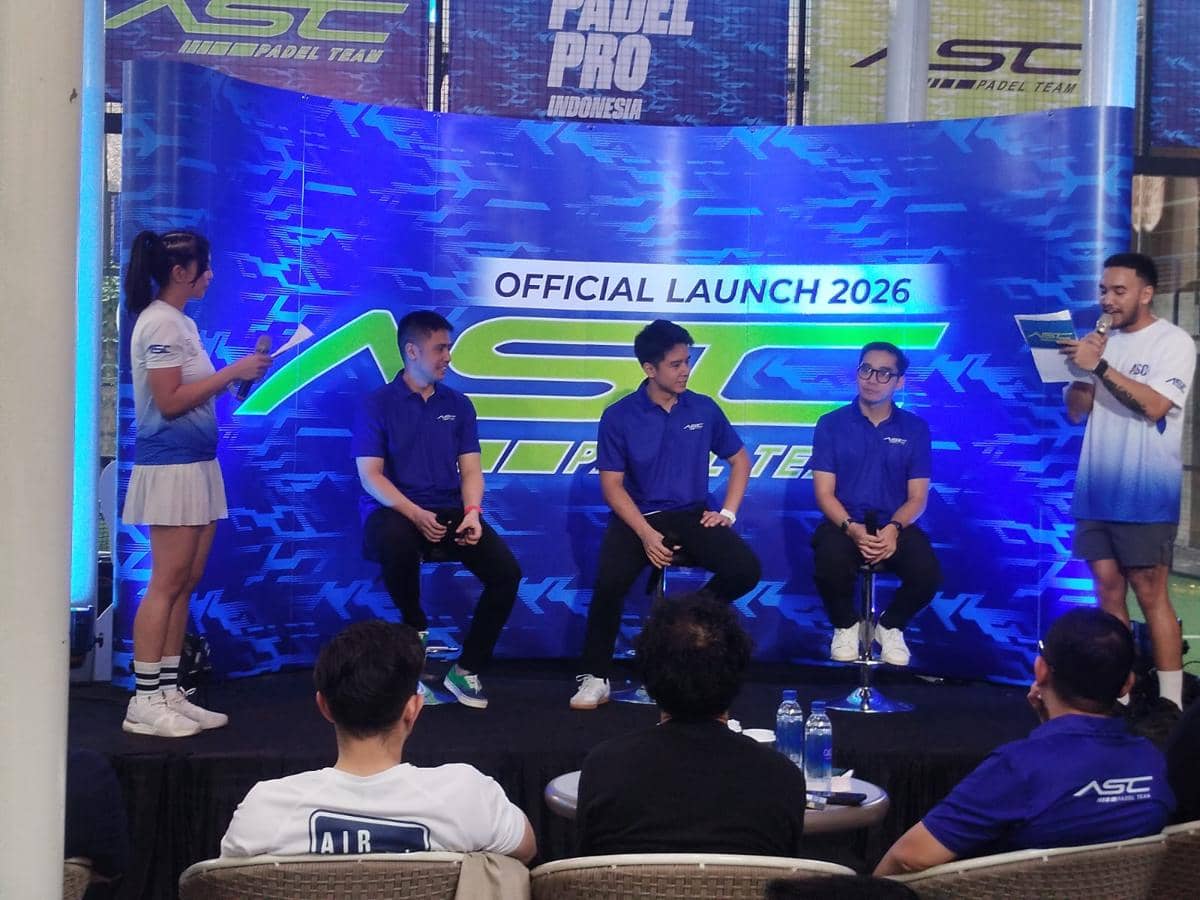 Beberapa anggota tim ASC Padel duduk di panggung saat peluncuran resmi ASC Padel Team 2026 dengan latar biru dan logo besar di belakang mereka.