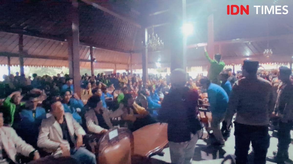 Kerumunan peserta mengenakan jas almamater berbagai warna menghadiri orasi di ruang pendopo Si Panji, Banyumas.
