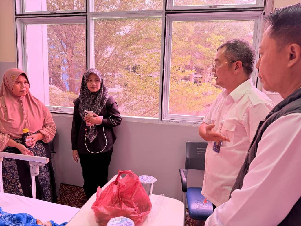 Direktur SDM dan Layanan Korporasi ASDP, Ardhi Ekapaty, saat menjenguk para korban ledakan ruang mesin KMP Aceh Hebat 2 di RSUD dr Zainoel Abidin, Kota Banda Aceh. (Dokumentasi untuk IDN Times)