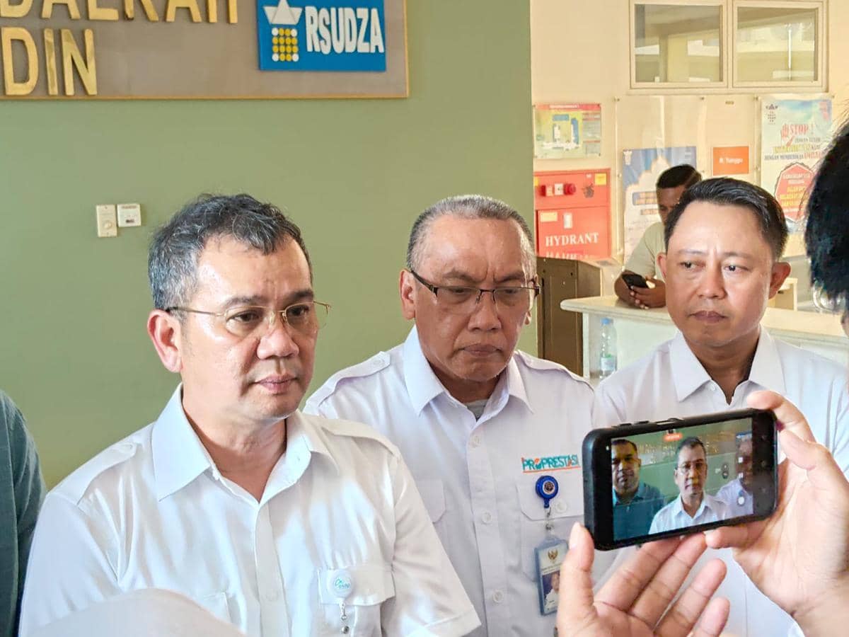 Direktur SDM dan Layanan Korporasi ASDP, Ardhi Ekapaty, saat menjenguk para korban ledakan ruang mesin KMP Aceh Hebat 2 di RSUD dr Zainoel Abidin, Kota Banda Aceh. (Dokumentasi untuk IDN Times)