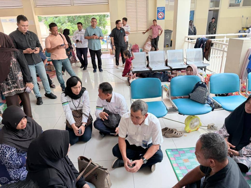 Direktur SDM dan Layanan Korporasi ASDP, Ardhi Ekapaty, saat menjenguk para korban ledakan ruang mesin KMP Aceh Hebat 2 di RSUD dr Zainoel Abidin, Kota Banda Aceh. (Dokumentasi untuk IDN Times)