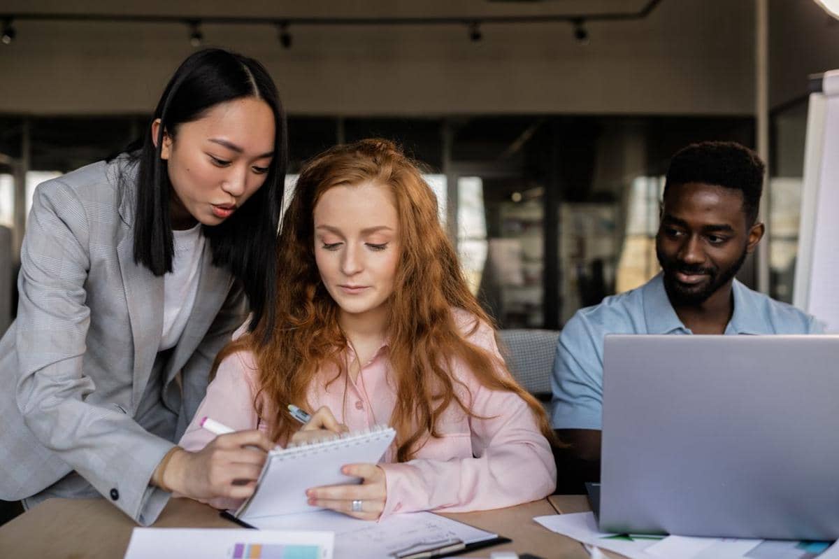 6 Cara Mengelola Karyawan Fresh Graduate biar Gak Cepat Resign