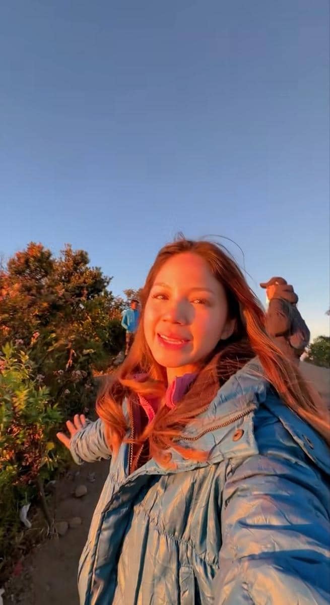 Bella Graceva mendaki Gunung Sumbing