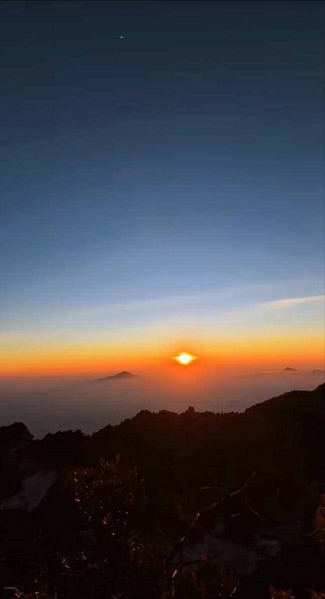 Bella Graceva mendaki Gunung Sumbing