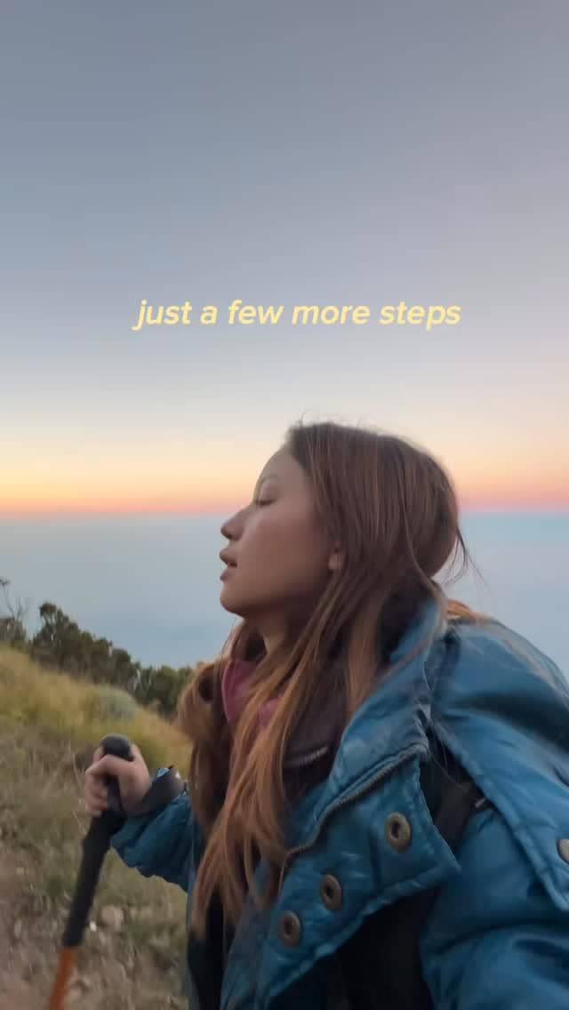 Bella Graceva mendaki Gunung Sumbing