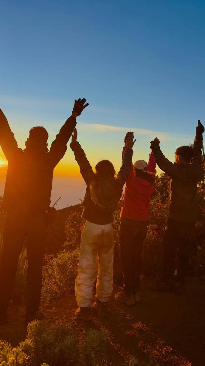Bella Graceva mendaki Gunung Sumbing