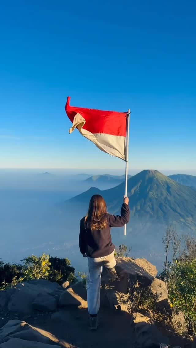 Bella Graceva mendaki Gunung Sumbing