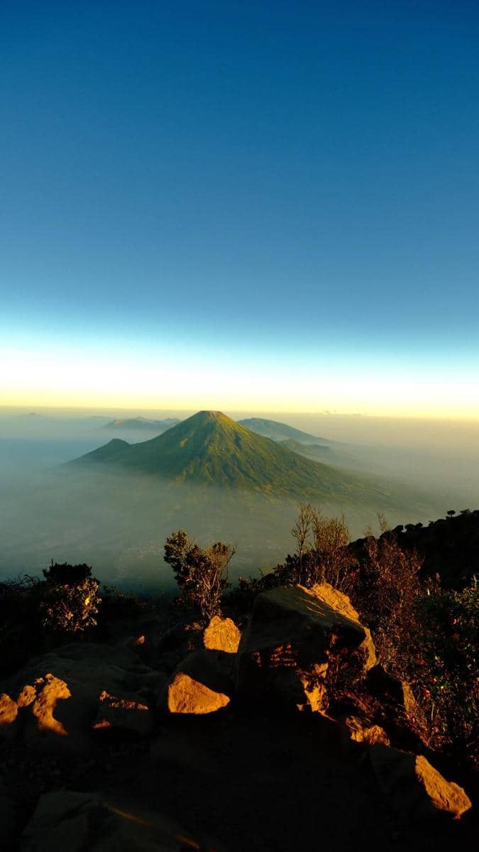 Bella Graceva mendaki Gunung Sumbing
