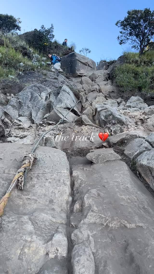 Bella Graceva mendaki Gunung Sumbing