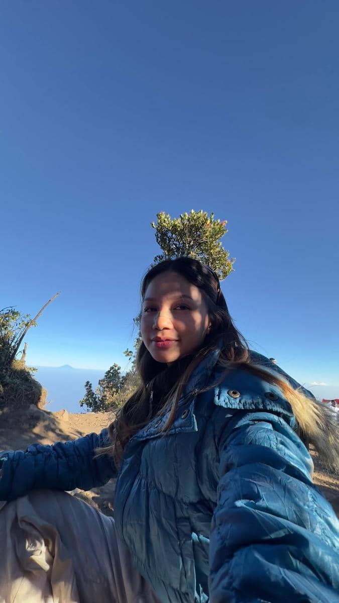 Bella Graceva mendaki Gunung Sumbing