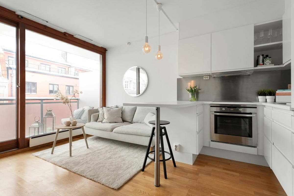 https://unsplash.com/id/foto/ruang-tamu-yang-dipenuhi-dengan-furnitur-di-sebelah-jendela-LeDsIURtKg4
