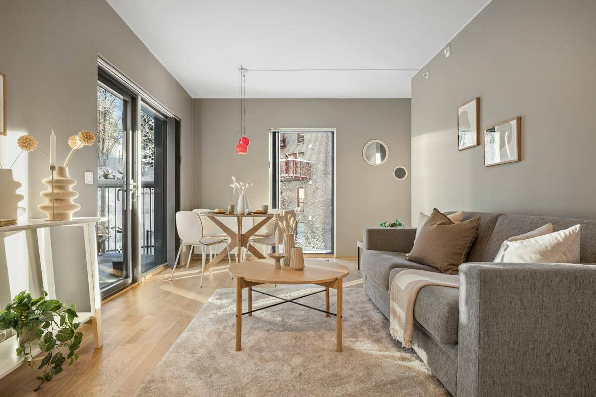 https://unsplash.com/id/foto/ruang-tamu-yang-dipenuhi-dengan-furnitur-dan-lantai-kayu-Q-p0AcCHxZA