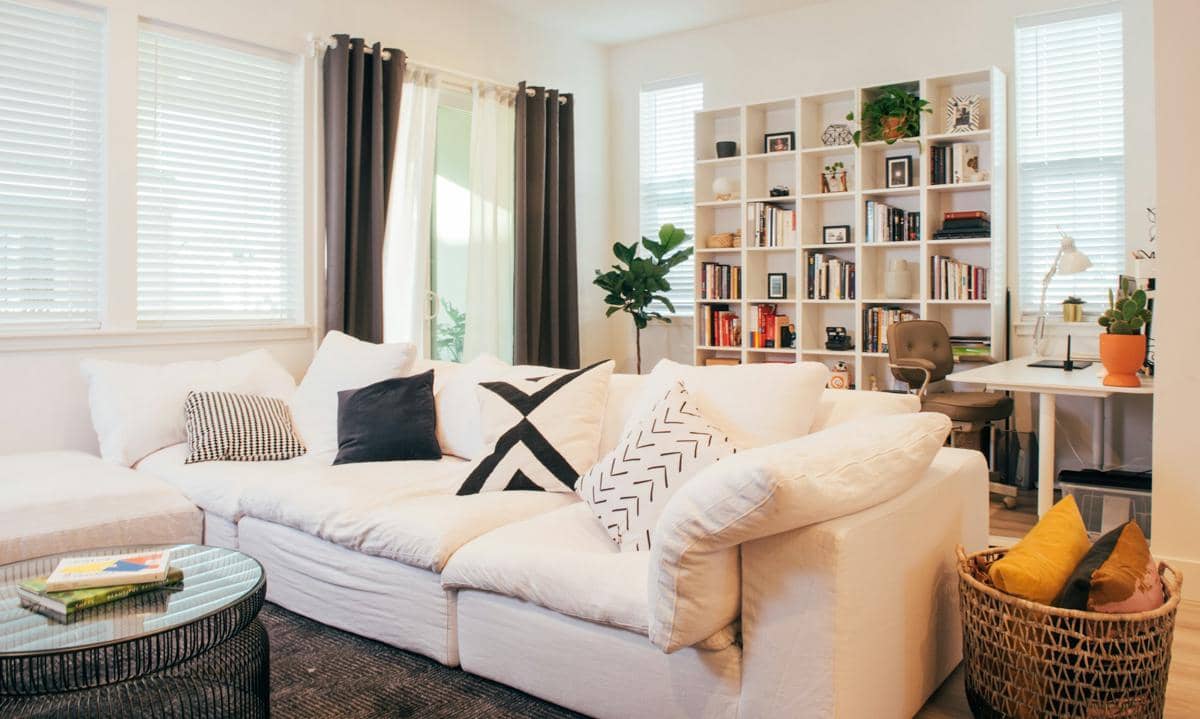 https://unsplash.com/id/foto/ruang-tamu-yang-dipenuhi-dengan-furnitur-dan-jendela-besar-QzPaSzdgnZ8