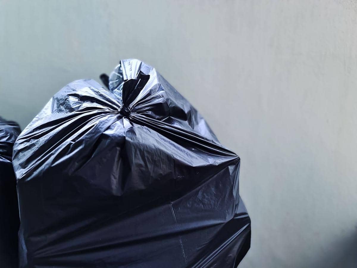 https://www.pexels.com/id-id/foto/sampah-plastik-sisa-limbah-5994772/