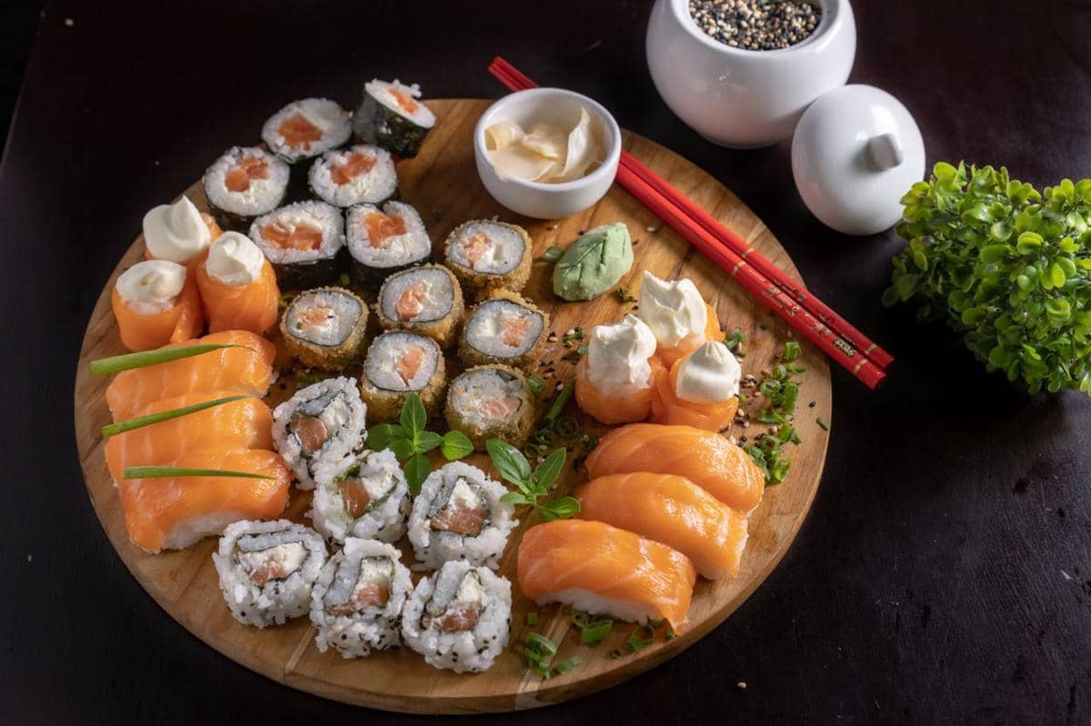 https://www.pexels.com/id-id/foto/sushi-dan-sashimi-jepang-di-nampan-kayu-2323398/