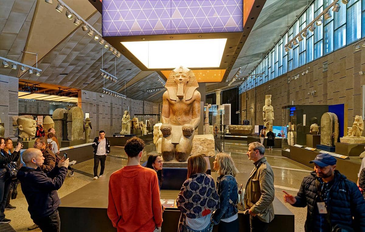 Patung kolosal Ratu Hatshepsut yang sedang duduk di Grand Egyptian Museum, salah satu firaun wanita paling terkemuka di Mesir kuno.