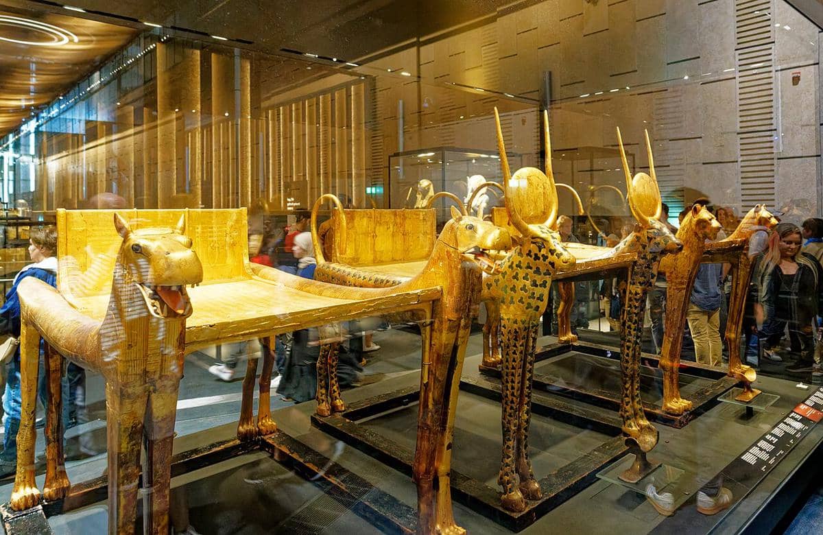 Tiga dipan ritual pemakaman berlapis emas milik Firaun Tutankhamun.