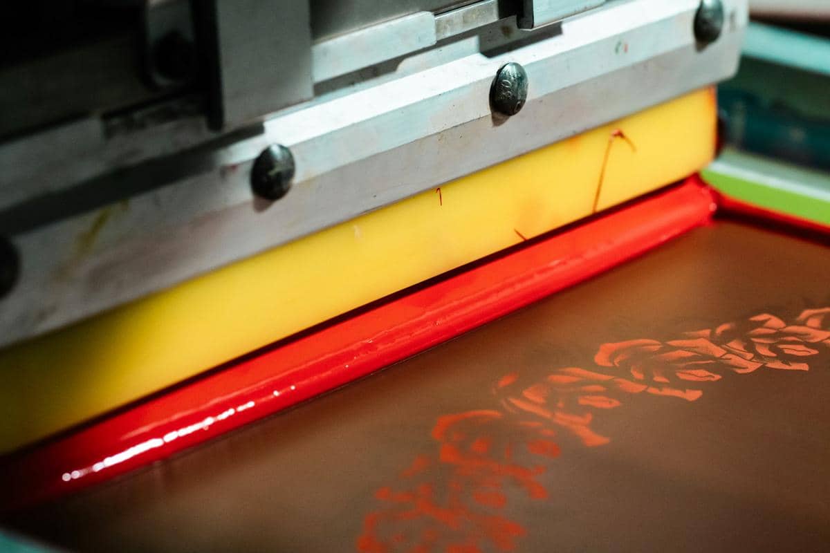 ilustrasi proses sablon merchandise custom