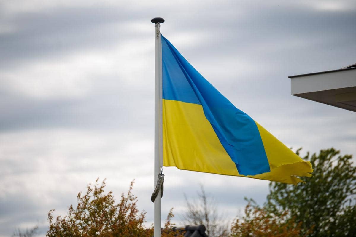 Bendera Ukraina sedang berkibar.