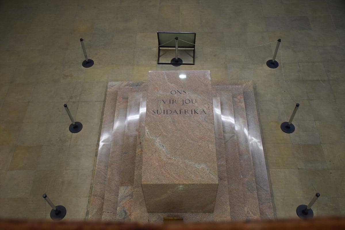 Cenotaph di Aula Tugu Peringatan Monumen Voortrekker. Tugu ini berfungsi sebagai simbolis untuk menghormati para pionir yang gugur selama Perjalanan Besar.