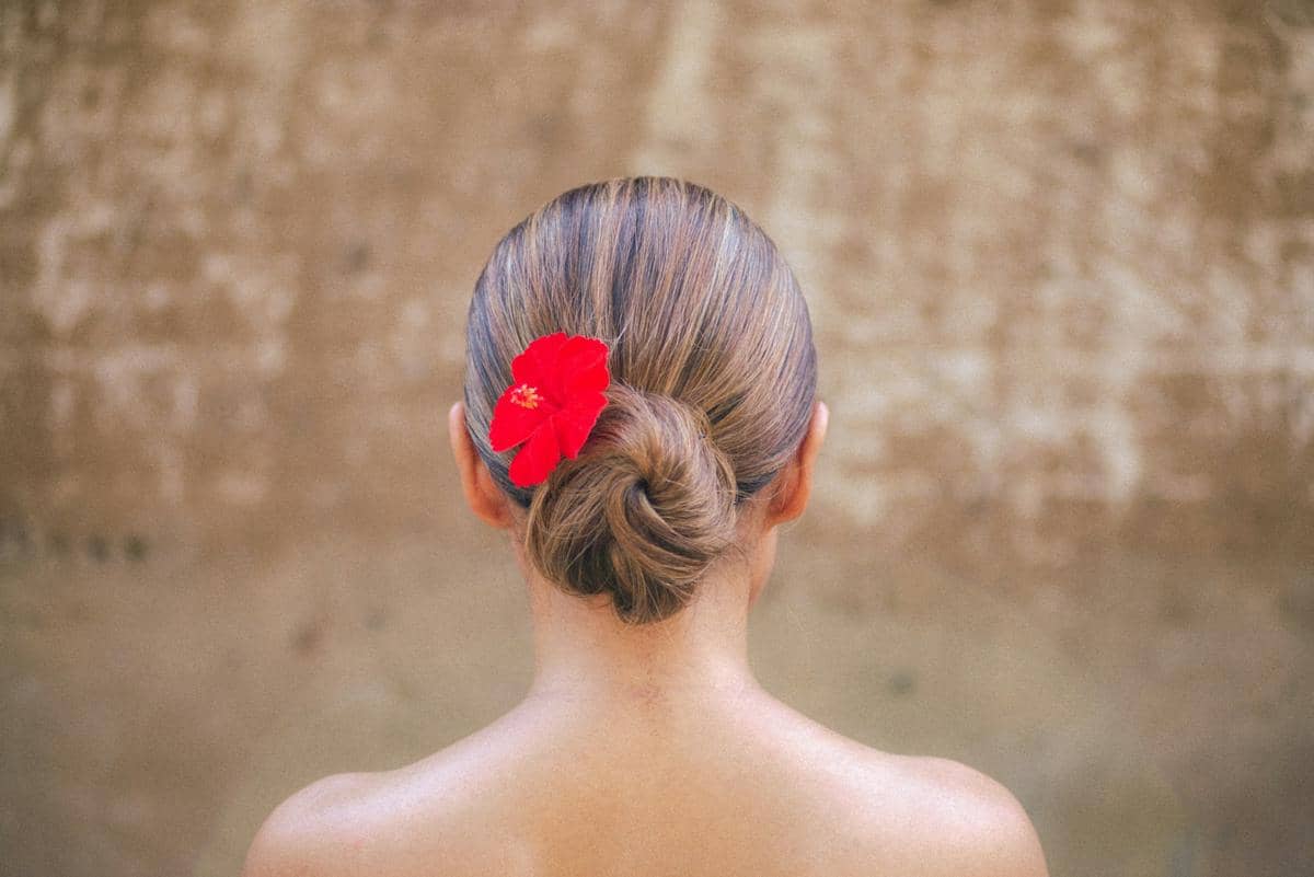 gaya rambut sleek low bun