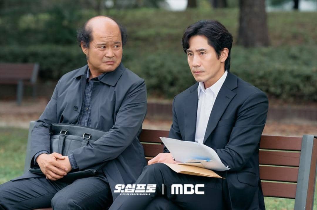 Kim Sang Ho dan Shin Ha Kyun di drama Fifties Professionals