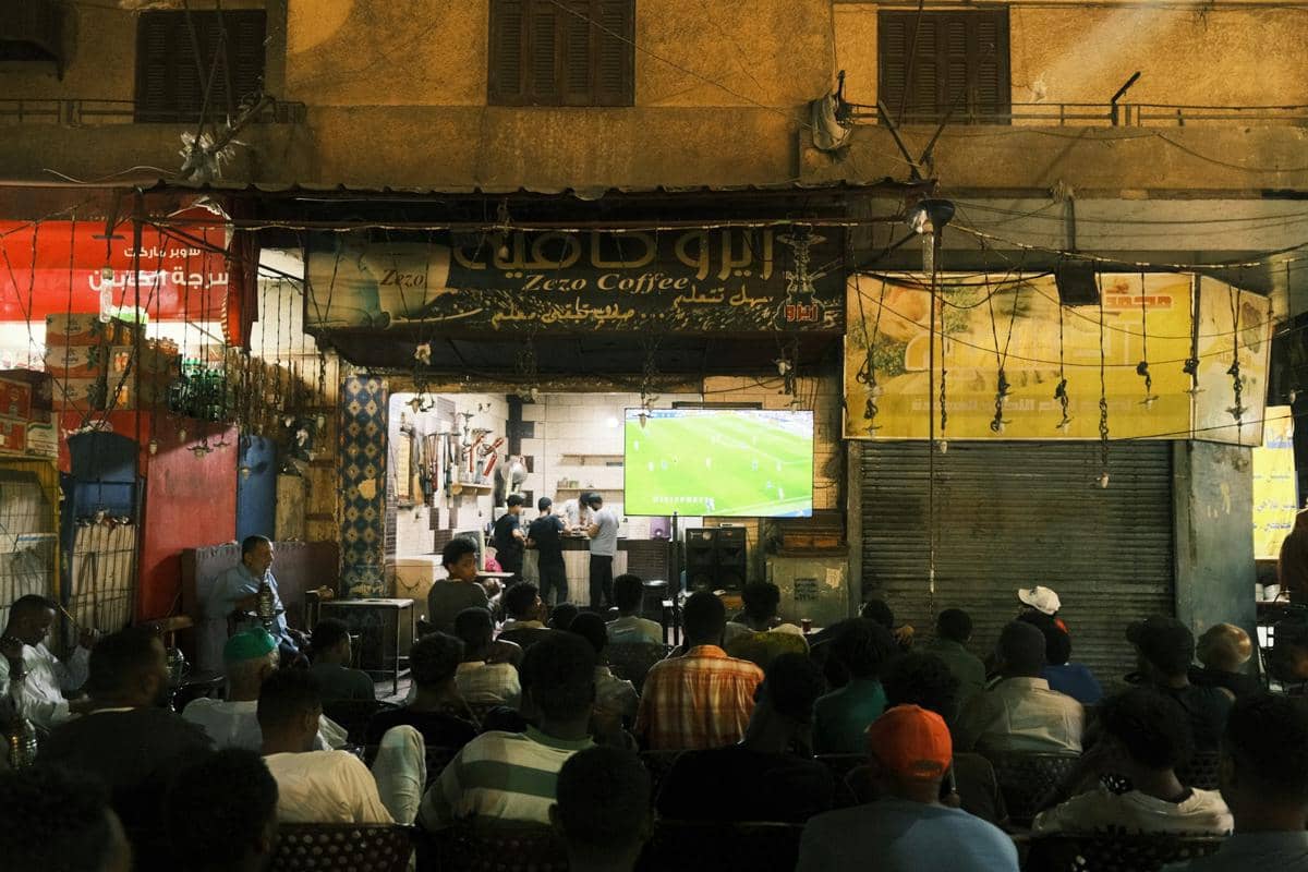 ilustrasi nobar sepak bola di ruang terbuka