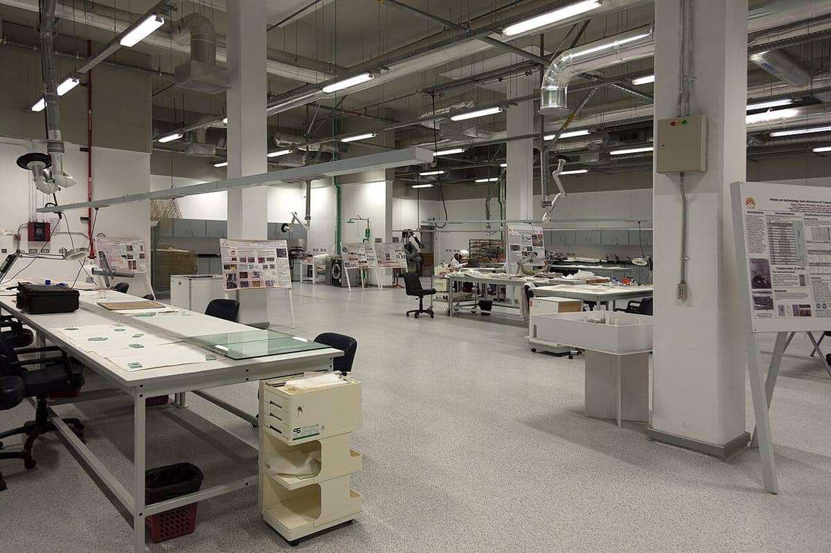 Laboratorium di dalam Pusat Konservasi Grand Egyptian Museum.