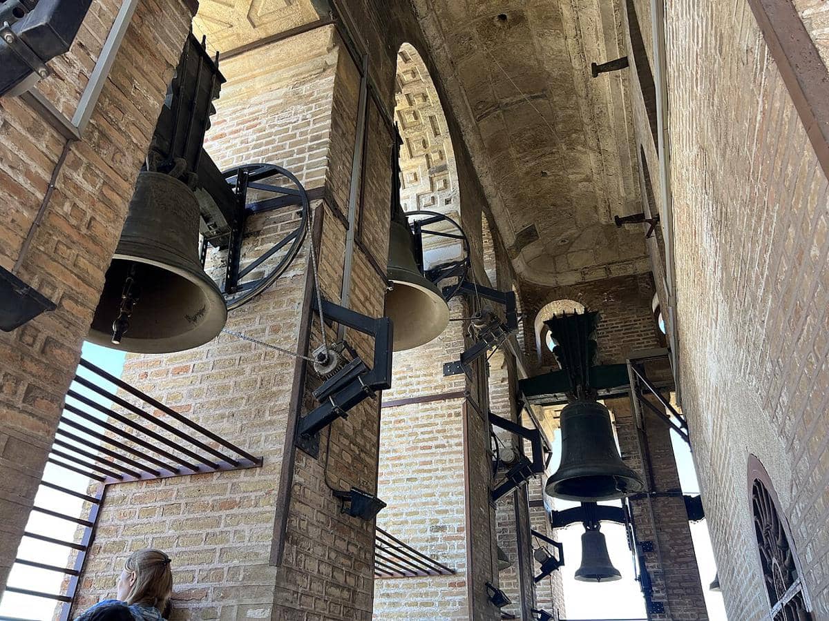 Lonceng-lonceng yang terletak di dalam Menara Giralda.