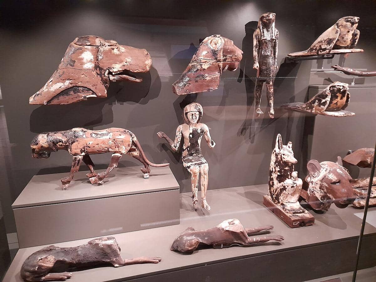 Koleksi artefak kayu Mesir kuno yang langka, yang ditemukan di makam KV57, milik Firaun Horemheb. Saat ini dipamerkan di Grand Egyptian Museum.