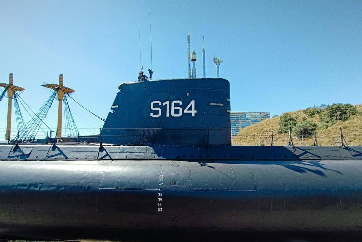Kapal selam sedang berlabuh.