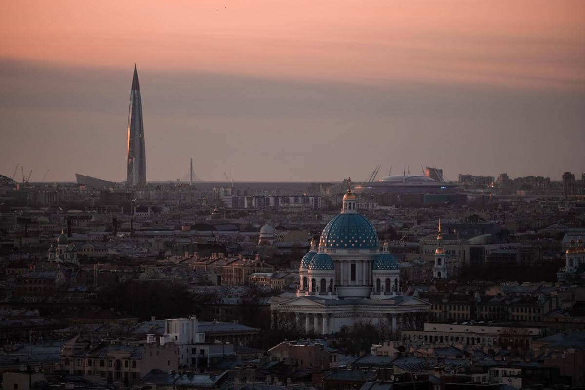 Lakhta Center yang tampak menonjol di Saint Petersburg