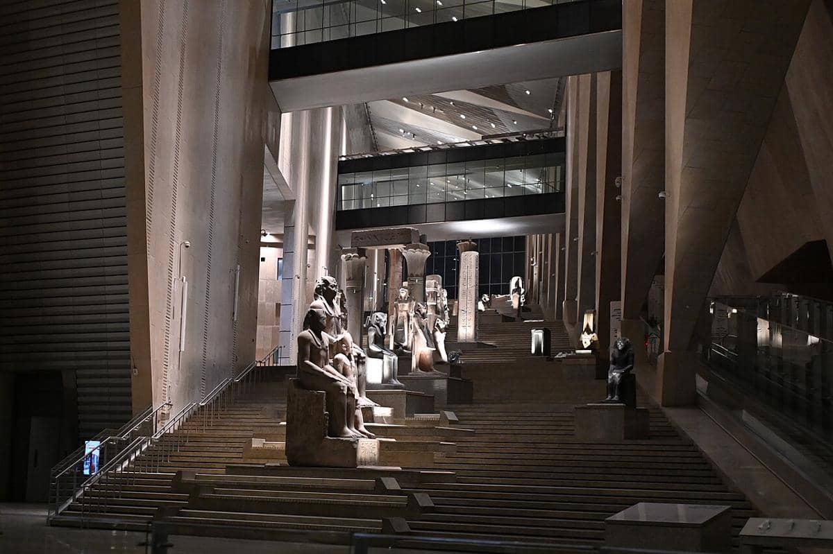 Tangga Besar di dalam Grand Egyptian Museum.