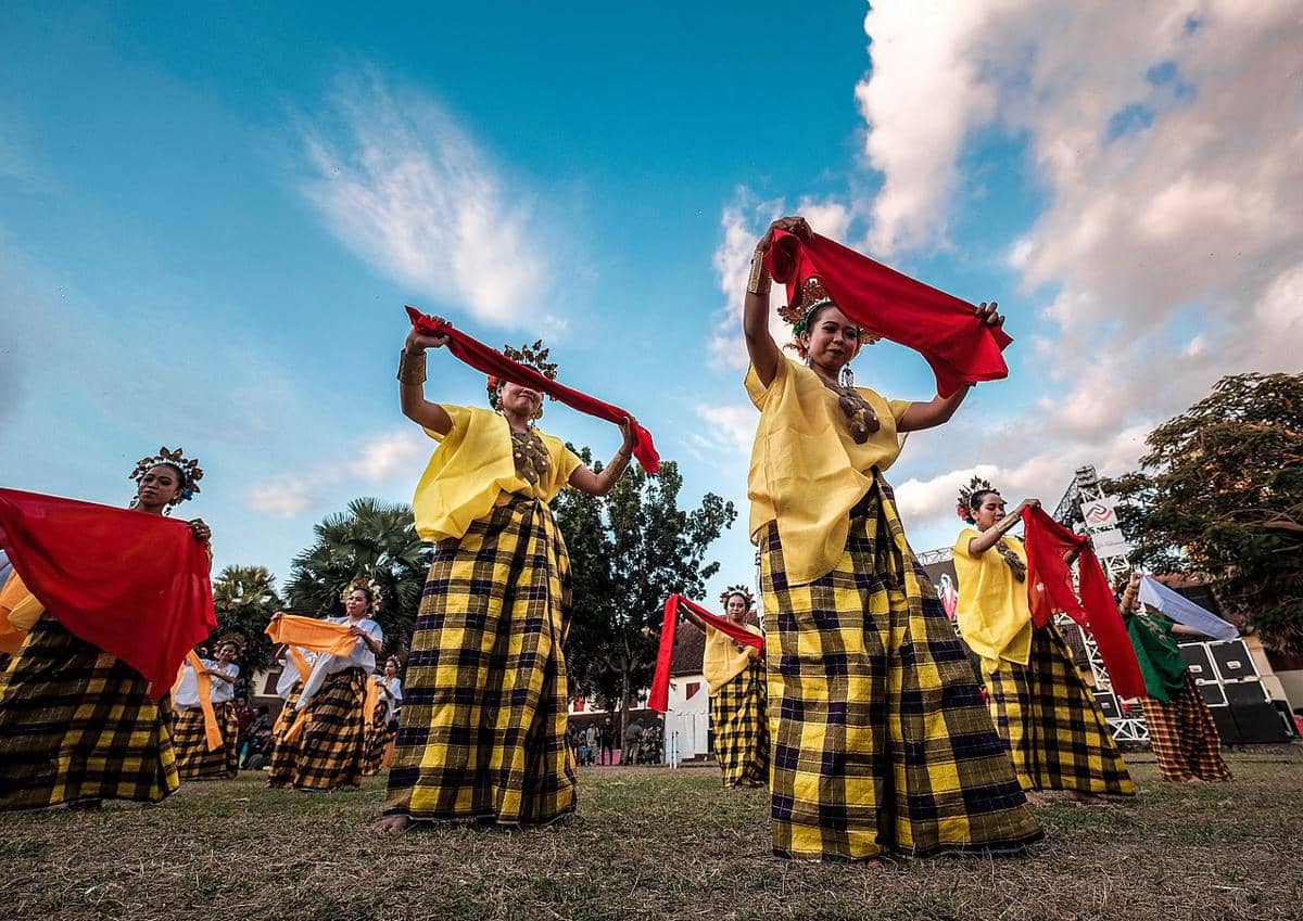 Tari pakarena, tari tradisional Sulsel yang menjadi Warisan Budaya Takbenda oleh Kemdikbud.