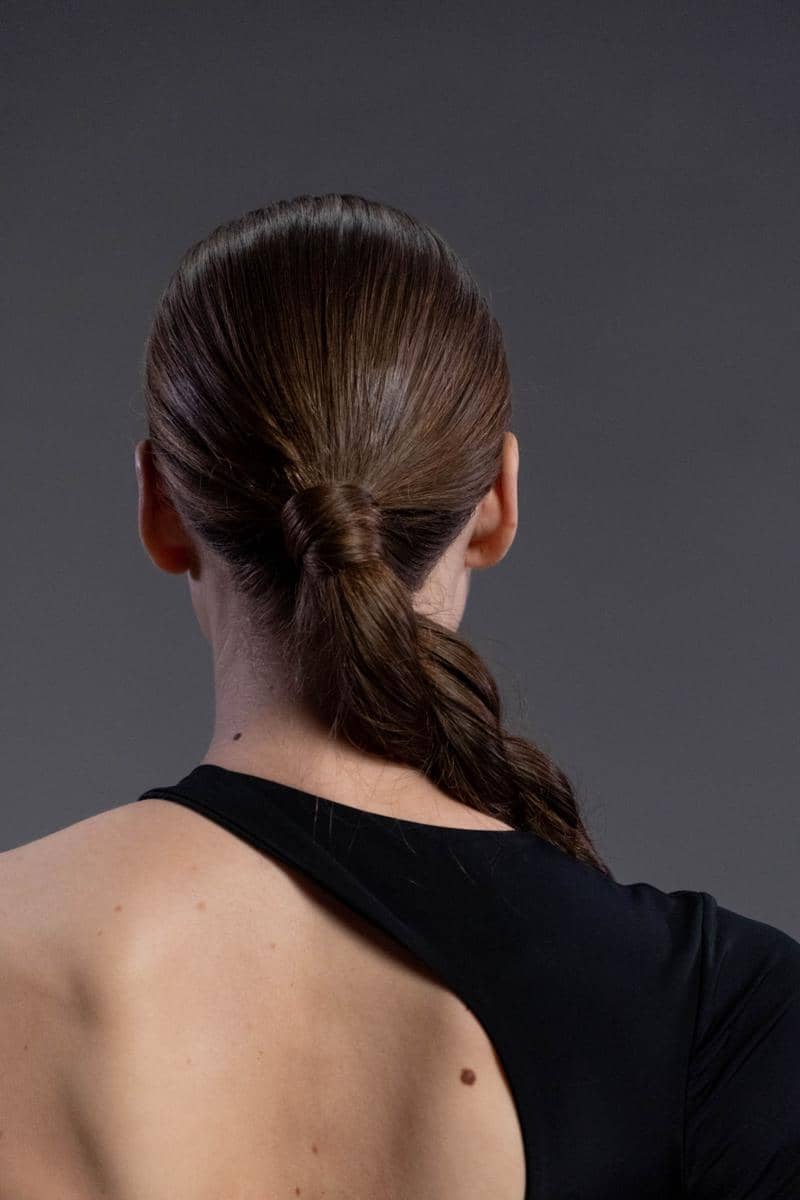 gaya rambut sleek low ponytail