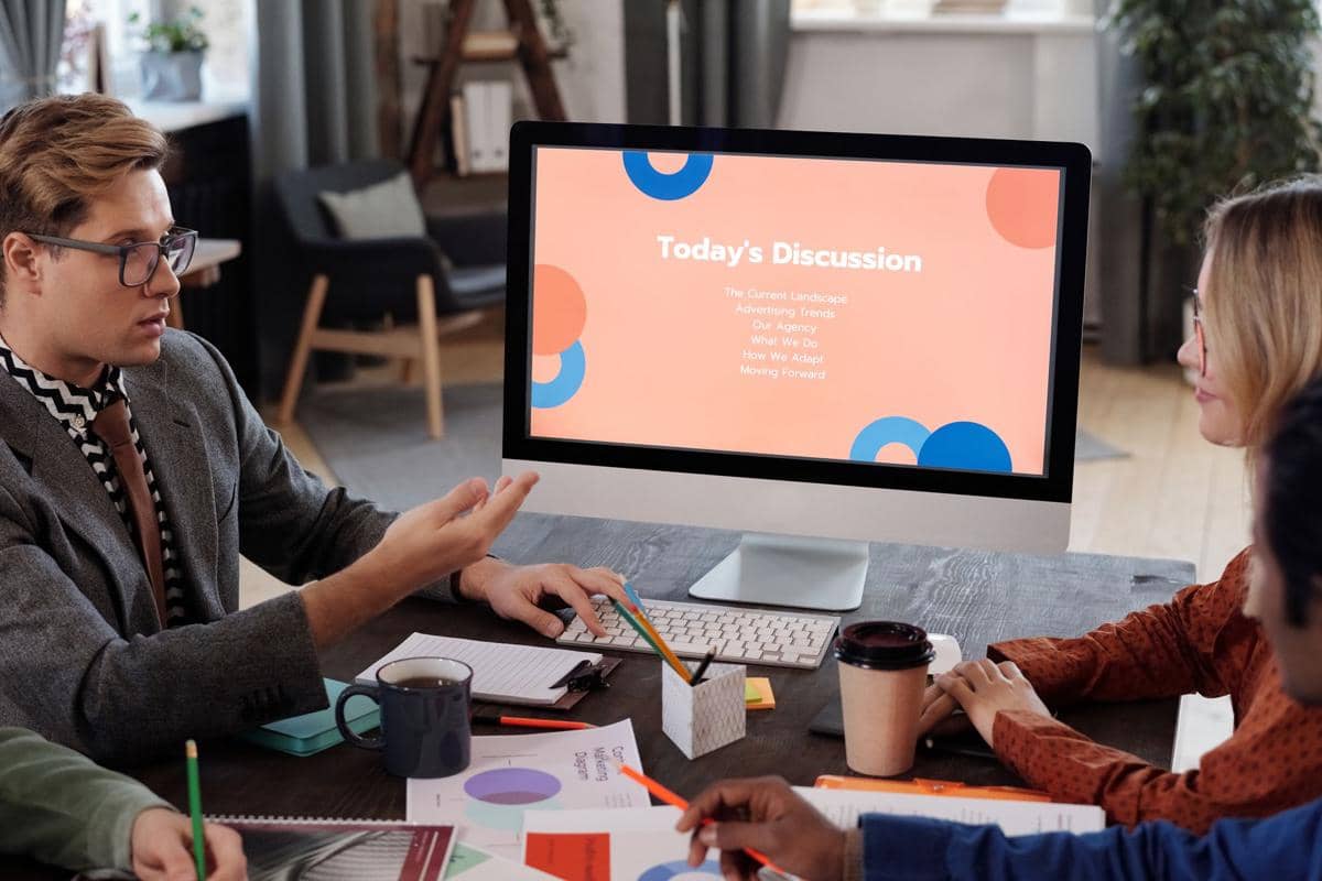 ilustrasi tim menyusun strategi promosi bisnis