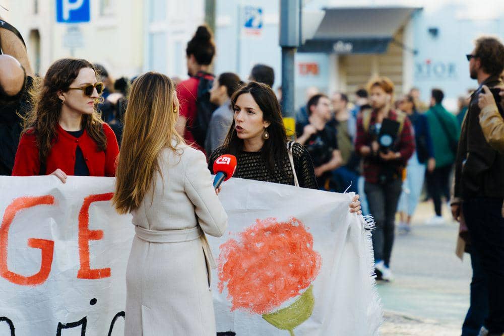 ilustrasi jurnalis mewawancarai pendemo