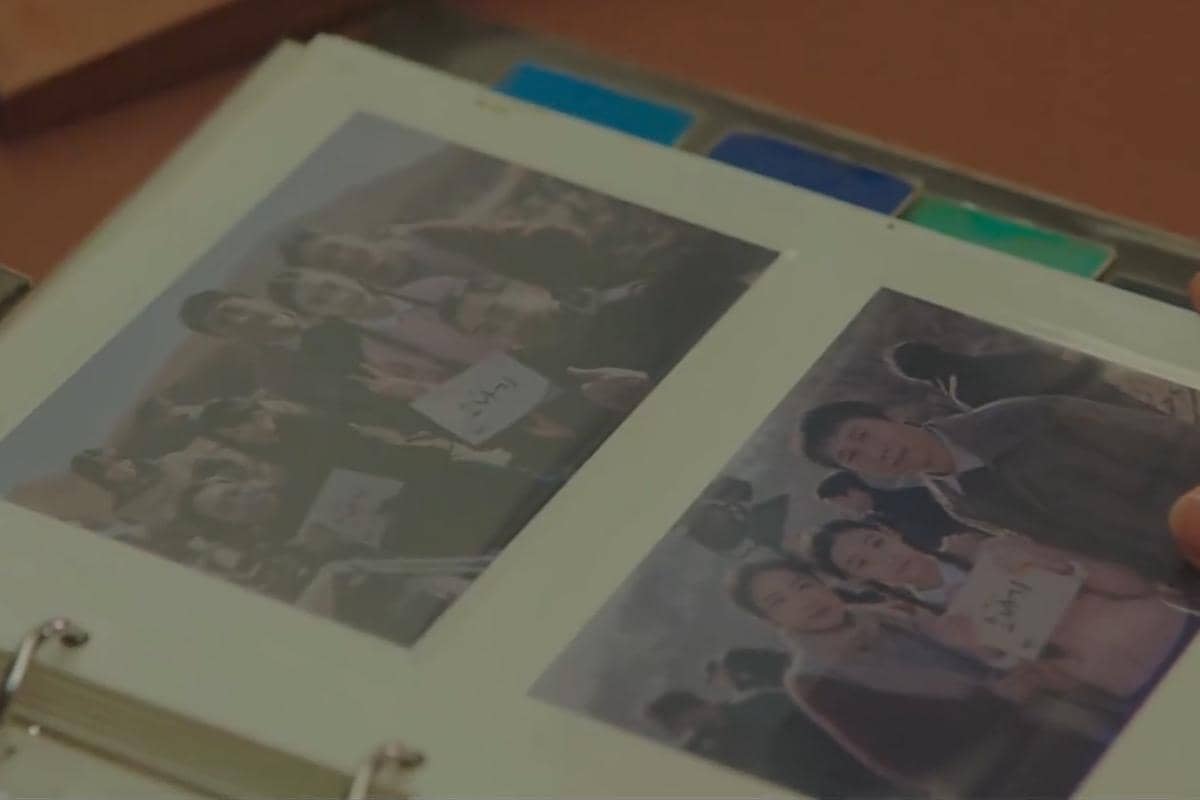 Beberapa foto kenangan yang tersimpan dalam album, menampilkan sekelompok orang berpose bersama di luar ruangan.
