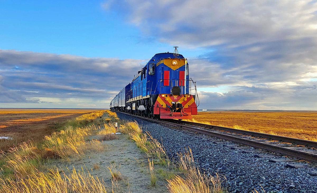 sistem jaringan kereta api Obskaya–Bovanenkovo Line, yang digunakan untuk mengangkut personel dan bahan konstruksi untuk operasional ladang gas alam di wilayah Semenanjung Yamal
