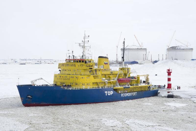 potret kapal icebreaker Rusia Tor di Pelabuhan Sabetta yang tertutup es, sebuah pelabuhan penting untuk pengangkutan gas alam cair (LNG) dari Semenanjung Yamal